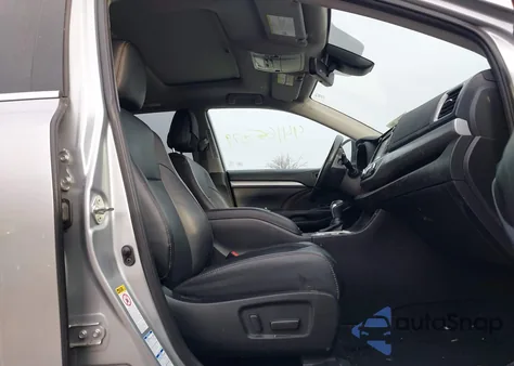 2019 Toyota Highlander Xle z USA, uszkodzony, nr VIN 5TDJZRFH9KS585639